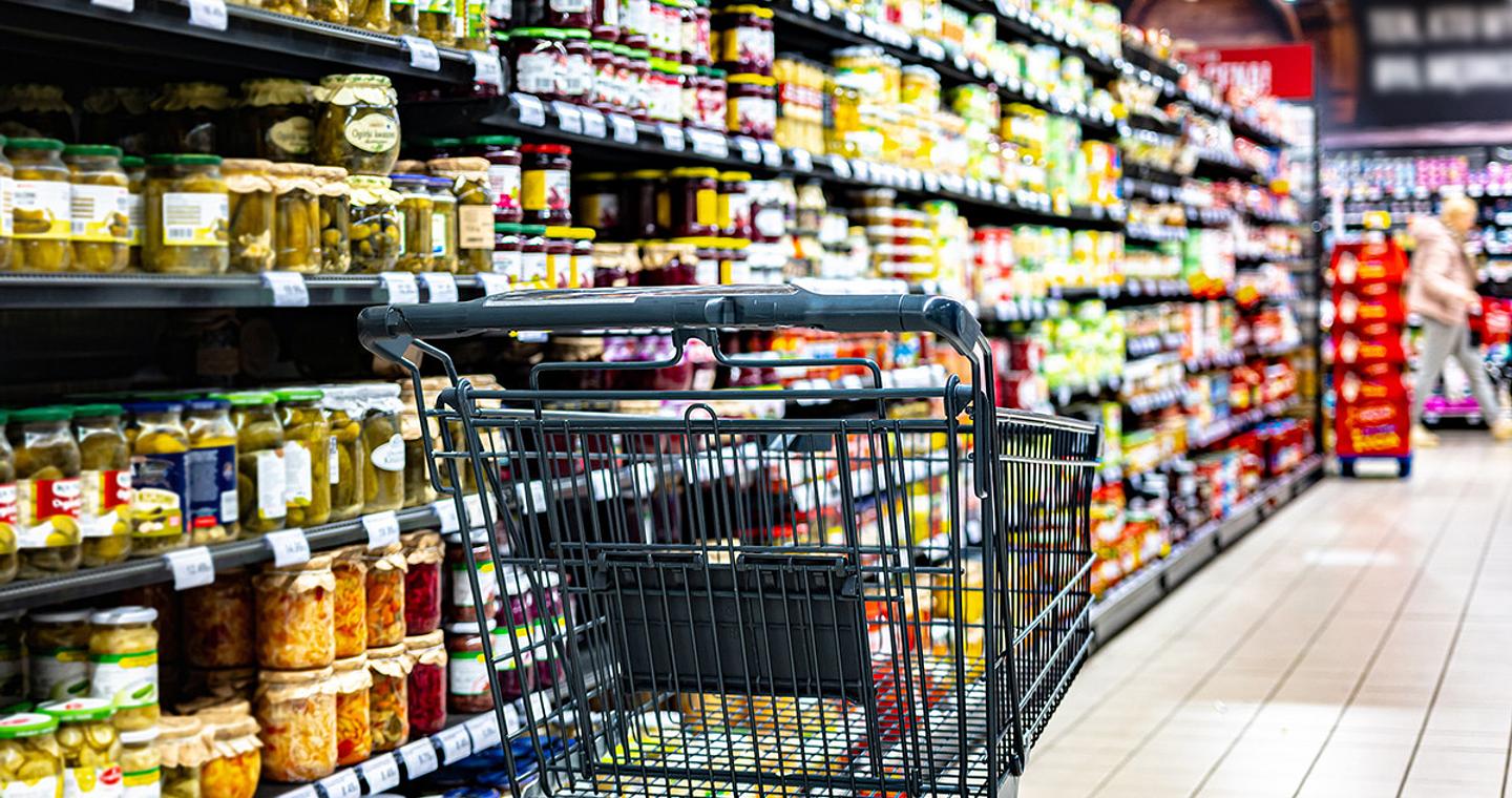 Γιατί ο πληθωρισμός επιμένει στην Ελλάδα παρά την αποκλιμάκωση τιμών και πώς η ζήτηση κρατά τις πιέσεις ζωντανές