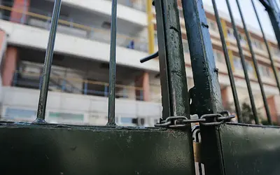 Σέρρες: Καθηγήτρια έκλεισε το στόμα μαθητή με χαρτοταινία; Σάλος σε Γυμνάσιο!