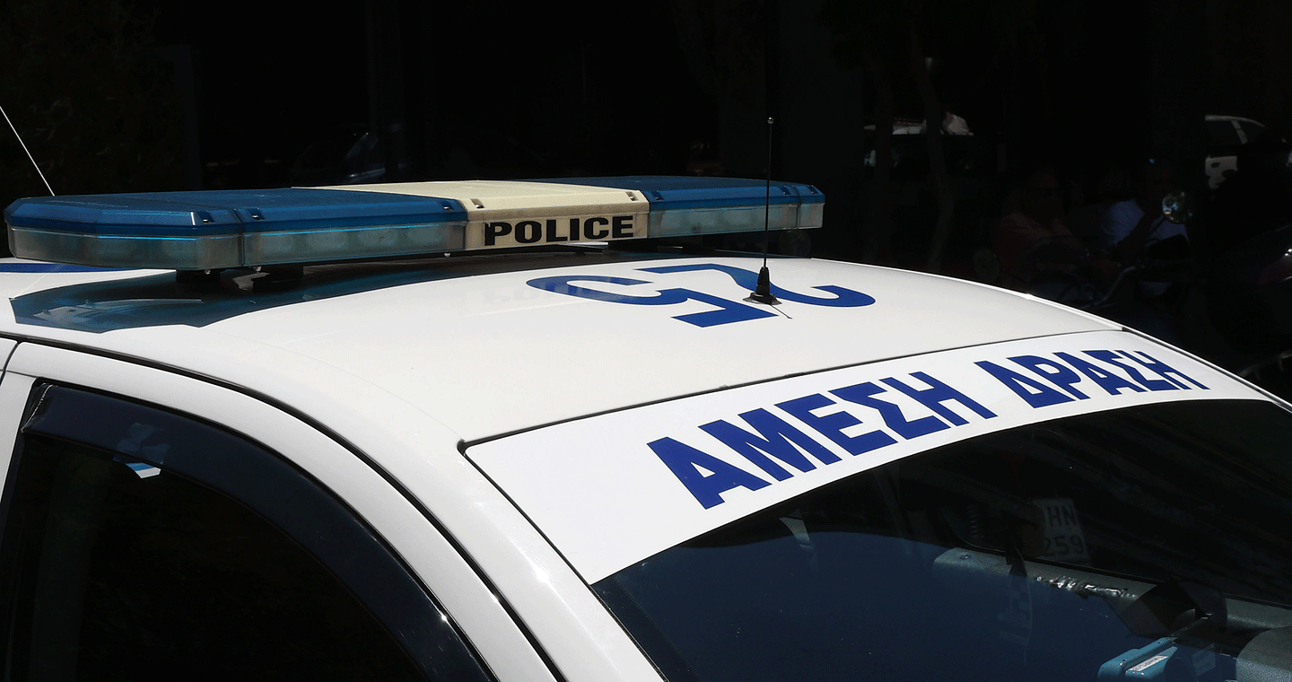 Επεισόδιο στα ΕΛΤΑ Βριλησσίων: Ανδρας παρέσυρε εργαζόμενη με το αυτοκίνητό του