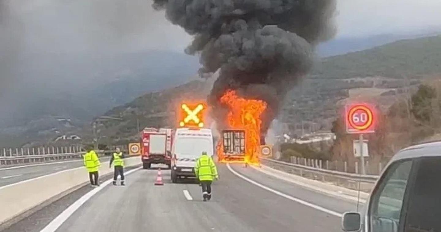 Νταλίκα τυλίχθηκε στις φλόγες στην Εγνατία Οδό – Μετέφερε πλαστικά