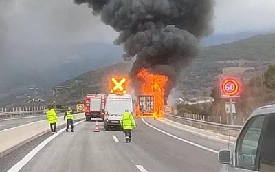 Εφιαλτική φωτιά στην Εγνατία: Νταλίκα τυλίχθηκε στις φλόγες κοντά στα Ιωάννινα!