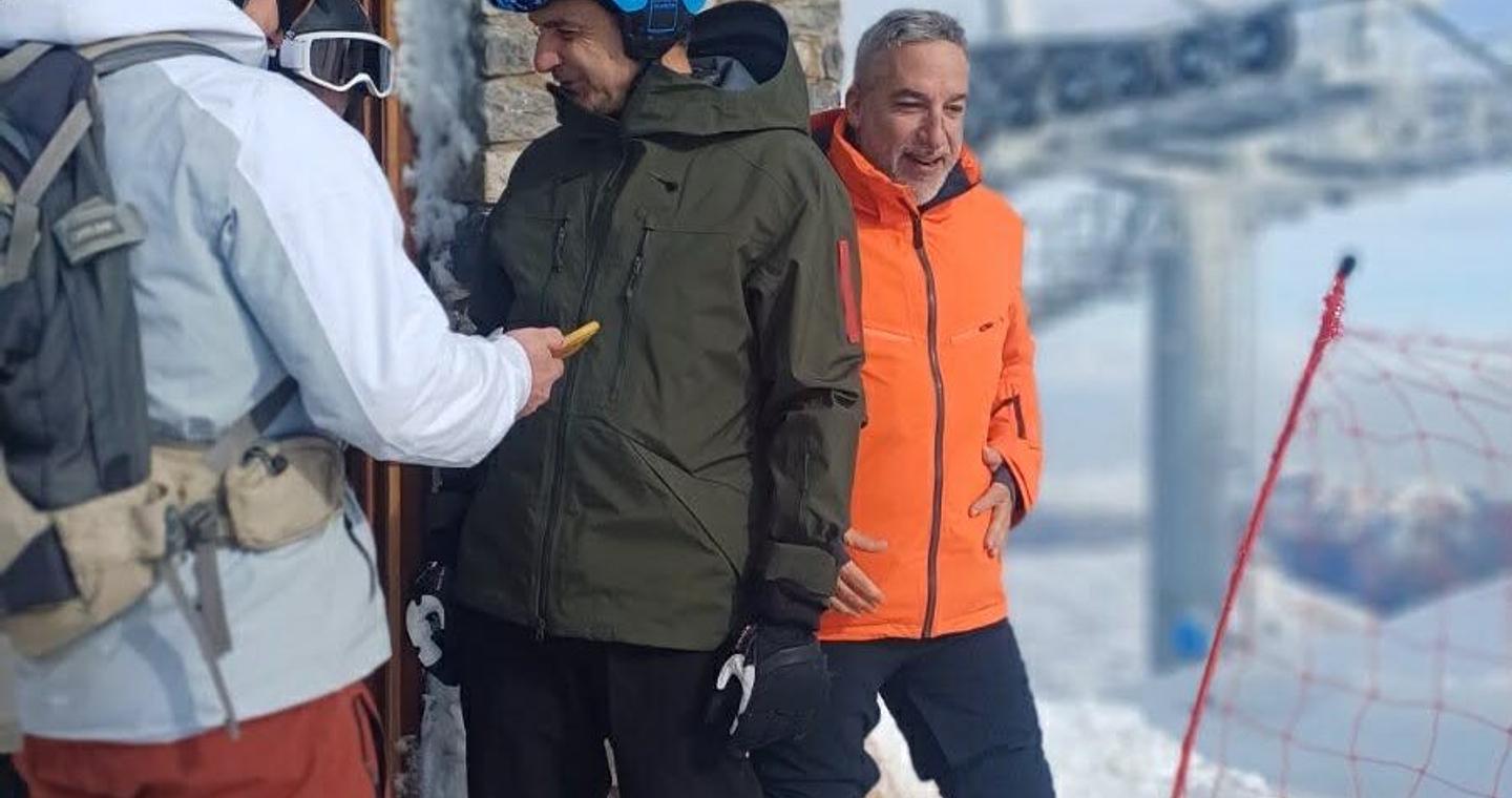 Μητσοτάκης: Δεν πήγε στη Βουλή, δεν πήγε στο Νταβός, πήγε για… σκι στα Καλάβρυτα