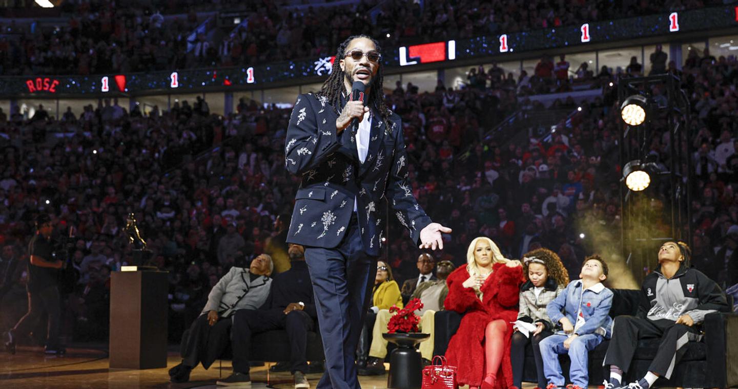 Οι Σικάγο Μπουλς απέσυραν τη φανέλα του Ντέρικ Ρόουζ, με δάκρυα στα μάτια ο άλλοτε MVP του NBA