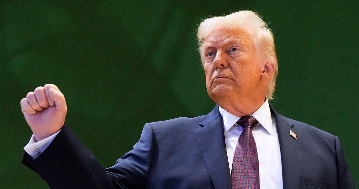 Ο Τραμπ απειλεί τον Καναδά με «τελωνειακούς δασμούς 100%» σε περίπτωση που συνάψει εμπορική συμφωνία με την Κίνα