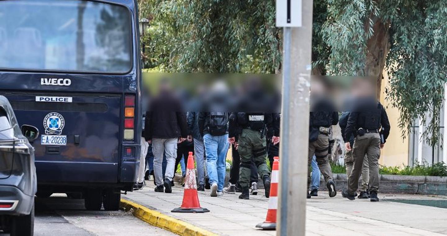 Έξι προφυλακίσεις για το κύκλωμα που «πείραζε» τις αντλίες καυσίμων – Στη φυλακή και ο αρχηγός