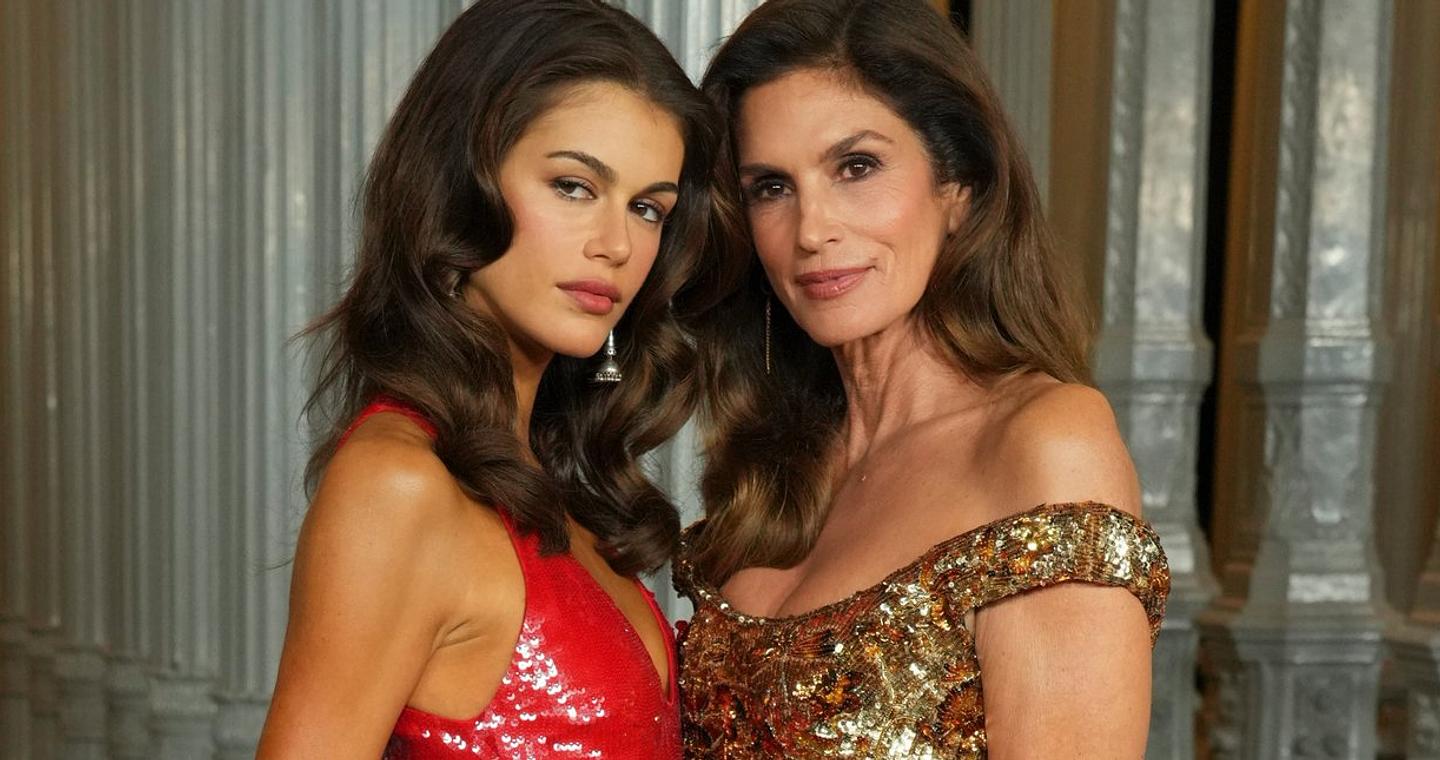 Η Κάια Γκέρμπερ μεγάλωσε με γυμνές φωτογραφίες της Σίντι Κρόφορντ στους τοίχους του σπιτιού τους: «Δεν ήταν χυδαίο»