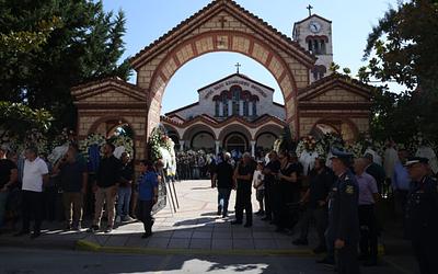 Συγκίνηση στην κηδεία του Απόστολου Βεσυρόπουλου: Το τελευταίο αντίο