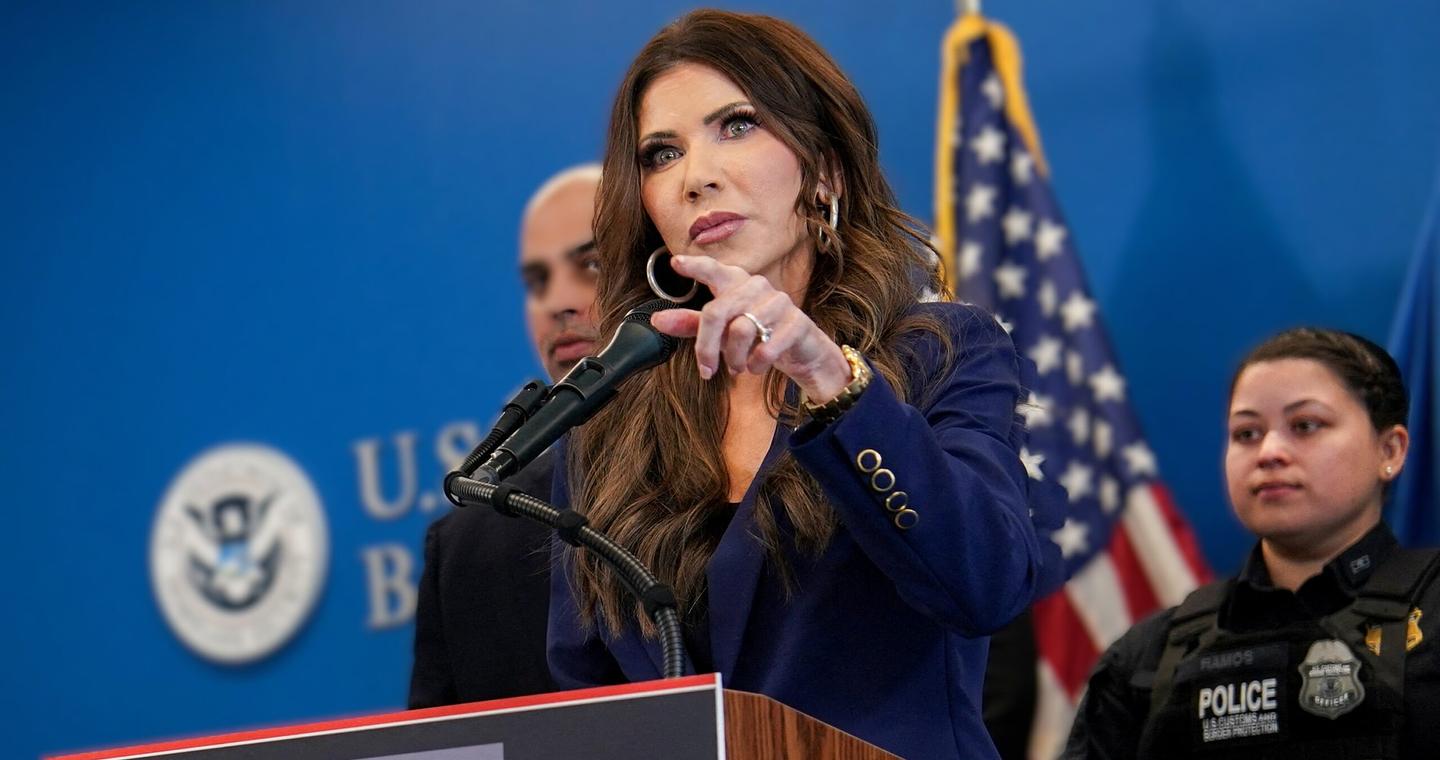 Αποπομπή της Νόεμ ζητούν και Ρεπουμπλικανοί – Στήριξη με «αστερίσκους» από Τραμπ