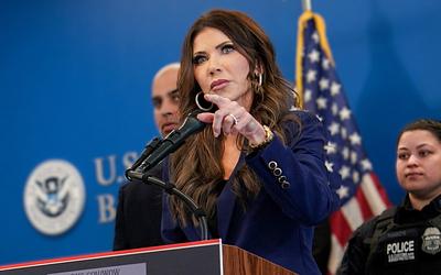 Μινεσότα: Η δολοφονία πυροδοτεί πολιτική θύελλα – Κινδυνεύει η υπουργός Νόεμ;