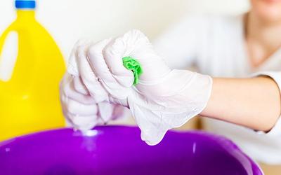 Χλωρίνη: Οι κίνδυνοι που κρύβει η λάθος χρήση της στο μπάνιο