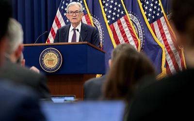 Fed: Αμετάβλητα τα επιτόκια, κρίσιμη ψήφος και πολιτικές πιέσεις στο προσκήνιο