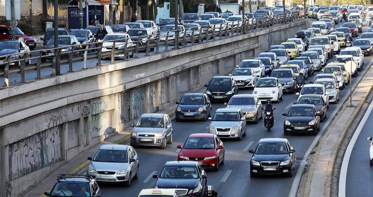 Σύσκεψη στο Μαξίμου για το κυκλοφοριακό: «Εξυπνα» φανάρια, περιορισμός φορτηγών και νέοι δρόμοι