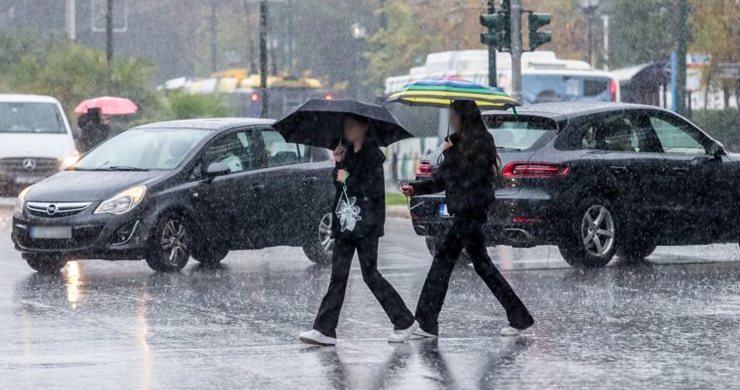 Καιρός: Ισχυρές βροχές και καταιγίδες από σήμερα, που θα είναι πιο έντονα τα φαινόμενα – Νέα επιδείνωση την Κυριακή με χιόνια