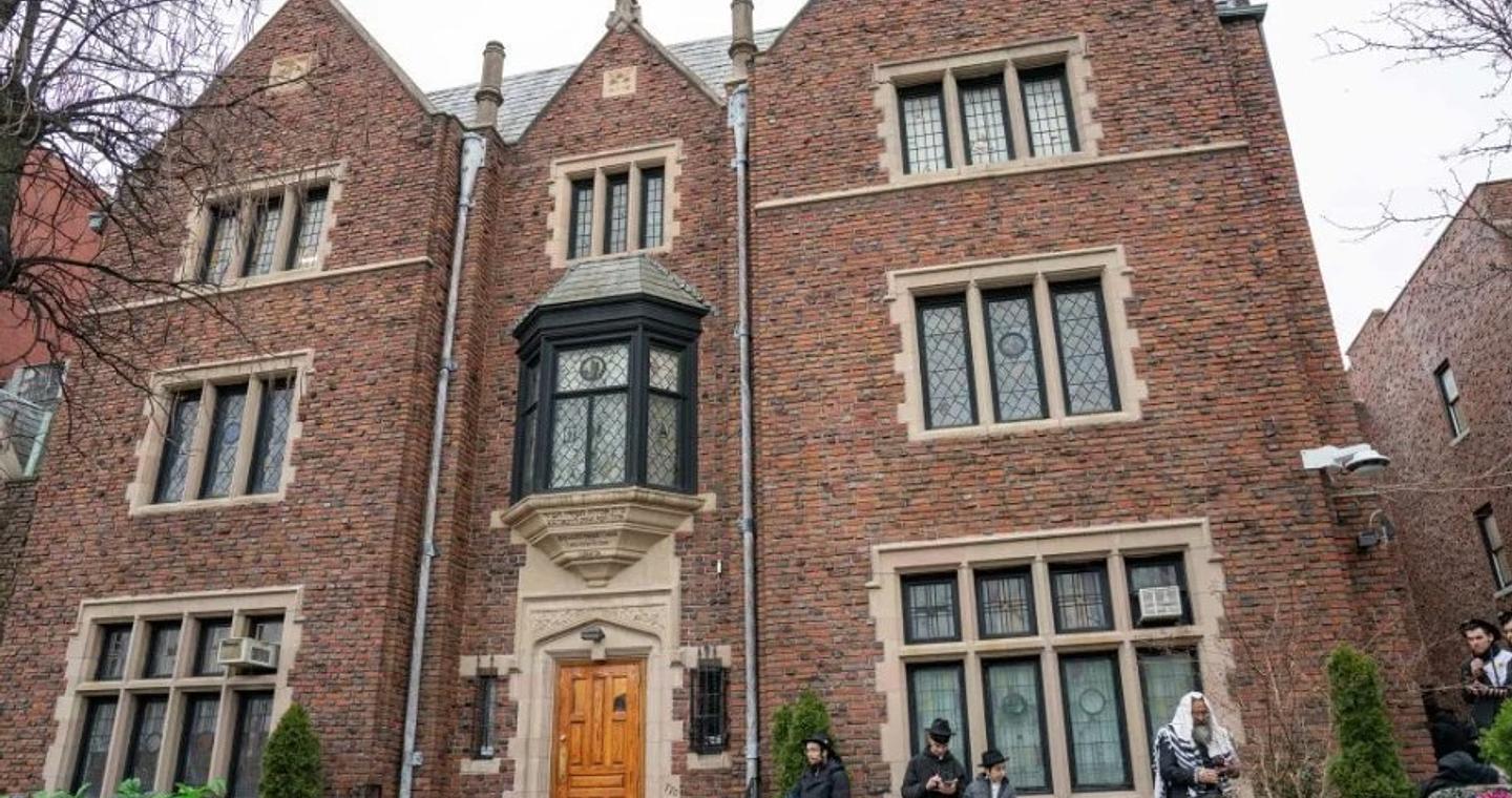 ΗΠΑ: Αυτοκίνητο έπεσε στην είσοδο συναγωγής στη Νέα Υόρκη – Δεν αναφέρθηκαν τραυματισμοί