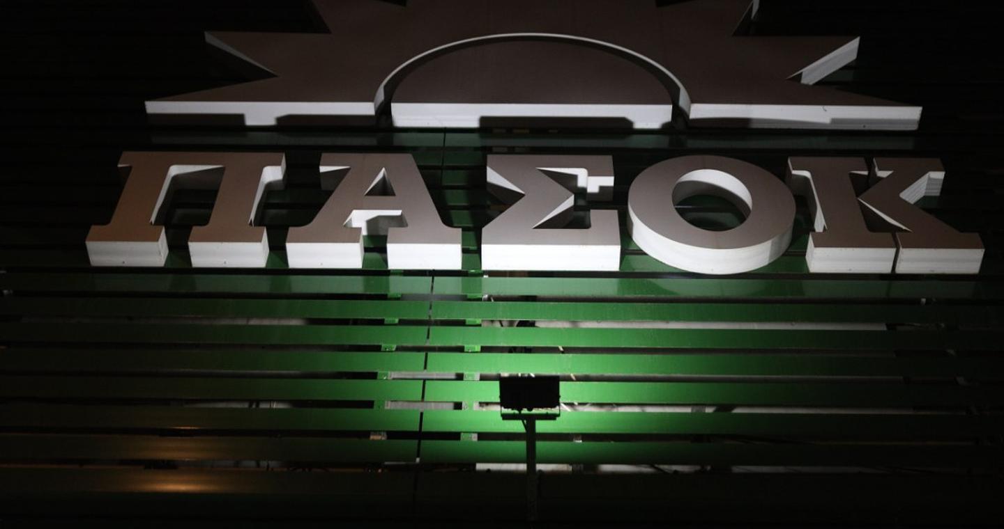 ΠΑΣΟΚ: Η «βάσανος» της διεύρυνσης, η «μεταγραφολογία» και οι εσωκομματικές γκρίνιες