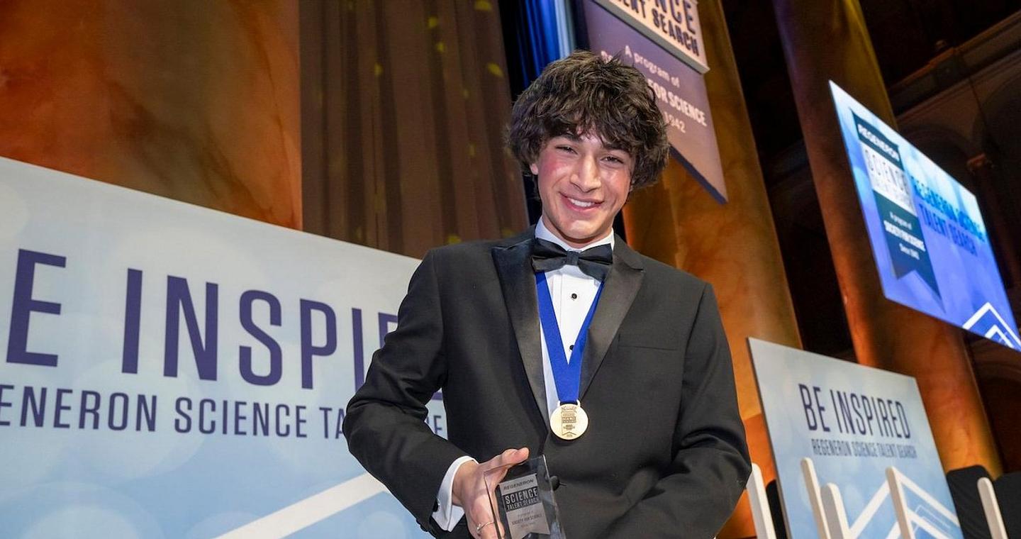 Μαθητής Λυκείου αφήνει άφωνους τους επιστήμονες: Χαρτογράφησε 1,5 εκατομμύριο άγνωστα έως τώρα διαστημικά αντικείμενα