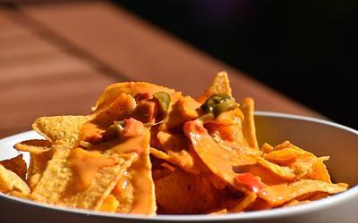 Η κρυφή σχέση: Τι συνδέει τα τσιγάρα με τα αγαπημένα μας σνακ;