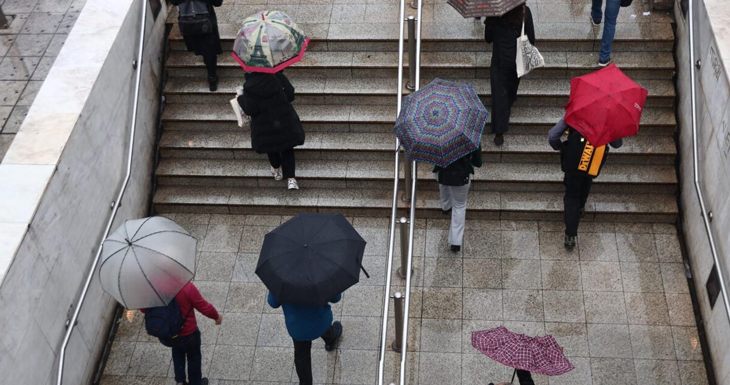 Βροχές και καταιγίδες σχεδόν σε όλη την Αττική: Παρέλυσαν από την κακοκαιρία Κηφισός και κέντρο της Αθήνας