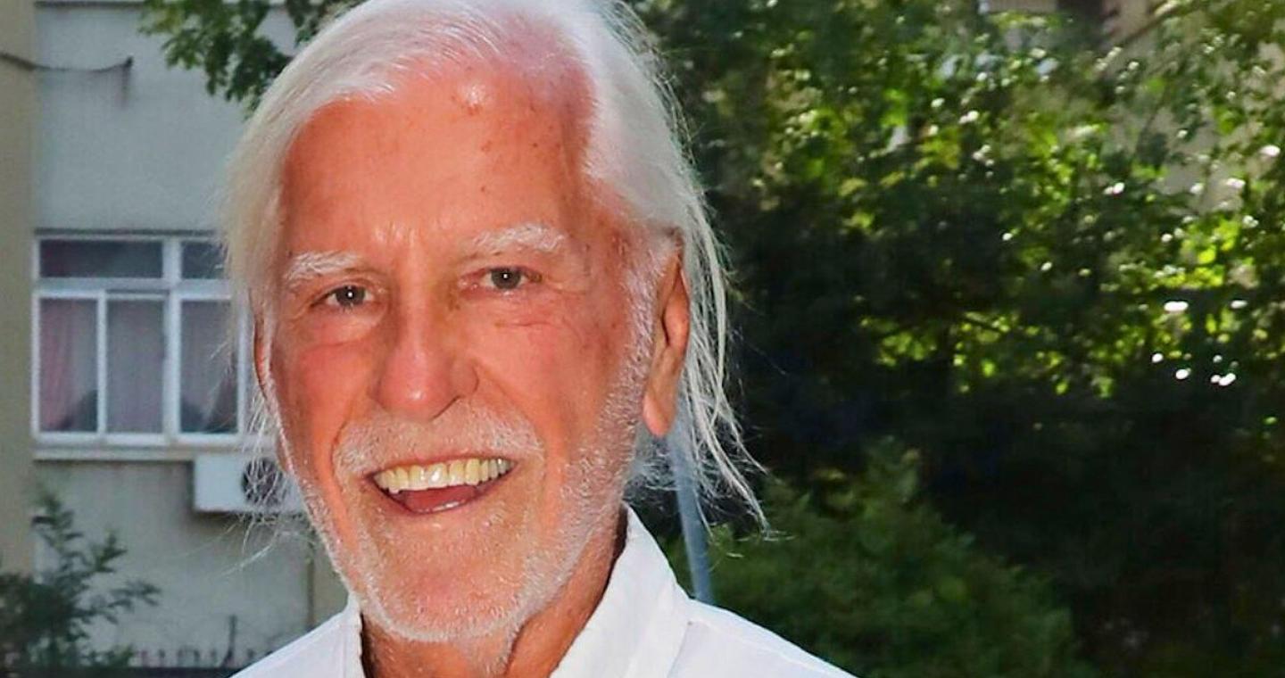 Ο άνθρωπος που οραματίστηκε τη νύχτα και όρισε τη διασκέδαση για τέσσερις δεκαετίες: Ο «θρύλος» Λάκης Ραπτάκης δεν μένει πια εδώ