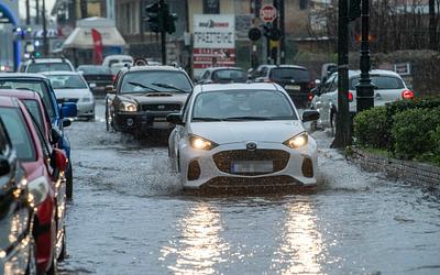Σαρώνει την Ελλάδα η κακοκαιρία: Πού θα χτυπήσουν ισχυρές καταιγίδες και χιόνια