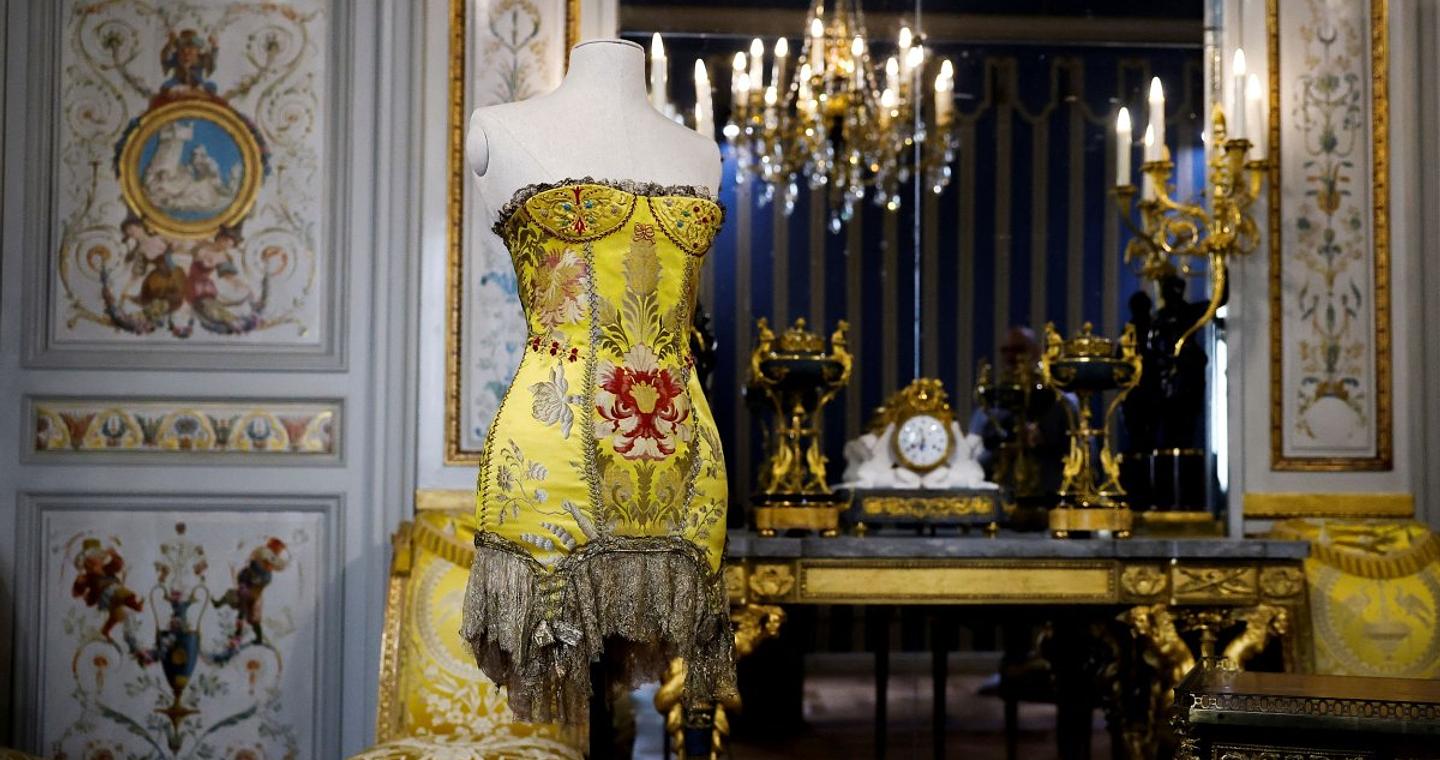 Versace: Με τον Βέλγο οραματιστή Pieter Mulier στο τιμόνι ξεκινάει νέο κεφάλαιο – Το ρίσκο