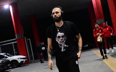 Η κίνηση του Εβάν Φουρνιέ με τη μπλούζα Μπαρτζώκα στο ΣΕΦ