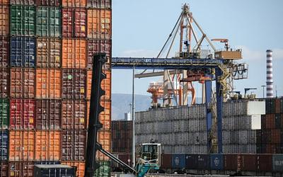 Ελληνικές εξαγωγές 2025: Ποιοι κλάδοι «πετούν» και πού σημειώνεται η μεγάλη πτώση