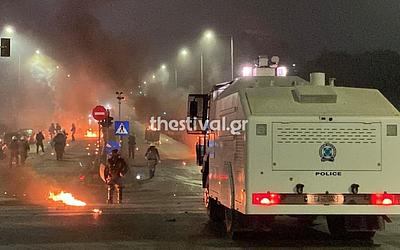 Νύχτα έντασης στη Θεσσαλονίκη: Μπαράζ από μολότοφ και χημικά στο κέντρο