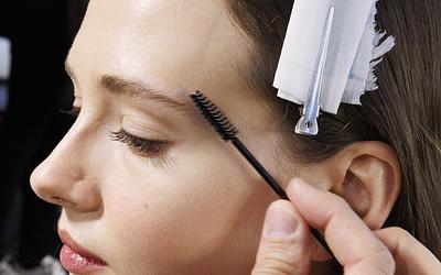 Baby brows: Η νέα τάση στην ομορφιά που εκθρονίζει τα πυκνά φρύδια