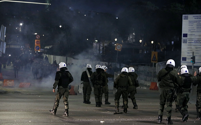 Νύχτα χάους στη Θεσσαλονίκη: Μολότοφ, τραυματισμοί και εκατοντάδες προσαγωγές στο ΑΠΘ