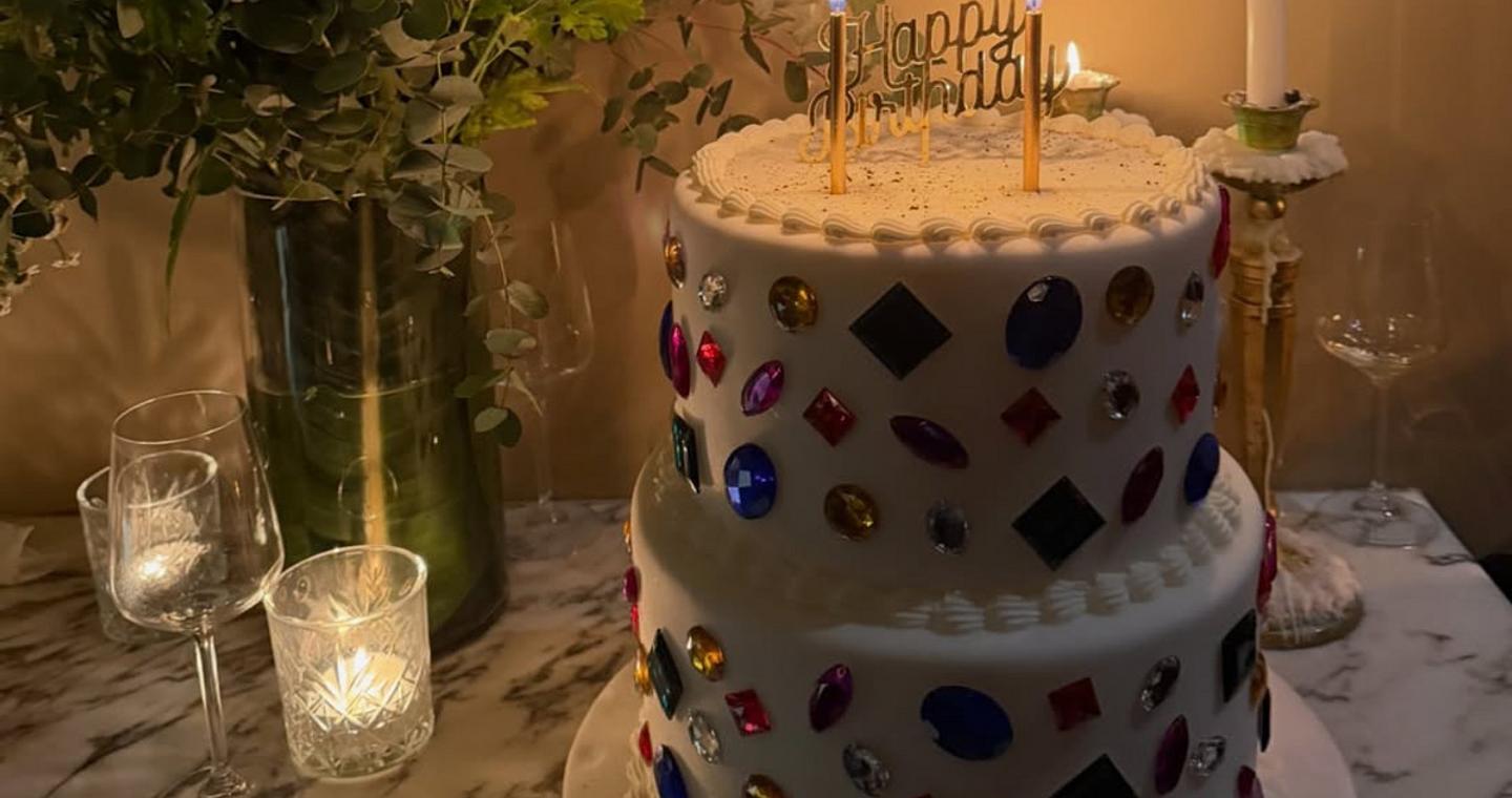 Ελληνίδα παρουσιάστρια γιόρτασε τα γενέθλιά της με τούρτα υπερπαραγωγή γεμάτη «πολύτιμους λίθους»