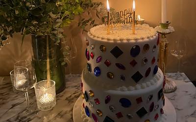 Η Ηλιάνα Παπαγεωργίου γιόρτασε τα γενέθλιά της με μια εντυπωσιακή τούρτα-κόσμημα