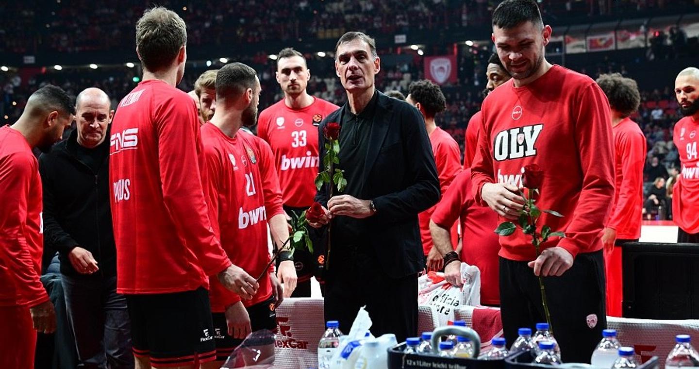 Φόρος τιμής στο ΣΕΦ για τα θύματα της «Θύρας 7» από τον Ολυμπιακό και τον Χάκετ (vids)