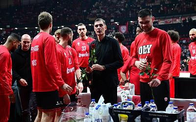 Ρίγη συγκίνησης στο ΣΕΦ: Η στιγμή που ο Ολυμπιακός τίμησε τα θύματα