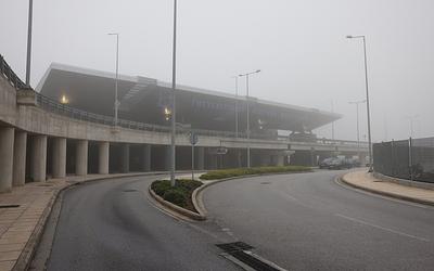 Πέπλο ομίχλης στη Θεσσαλονίκη: Προβλήματα στις μετακινήσεις και εικόνες που μαγεύουν