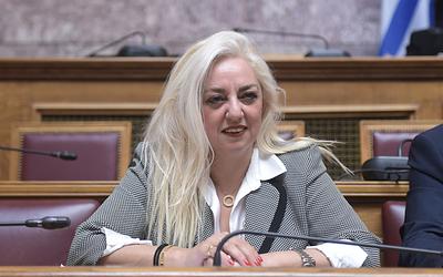 Παραίτηση-βόμβα της Άννας Στρατινάκη: Το παρασκήνιο και η εμπλοκή του συζύγου της