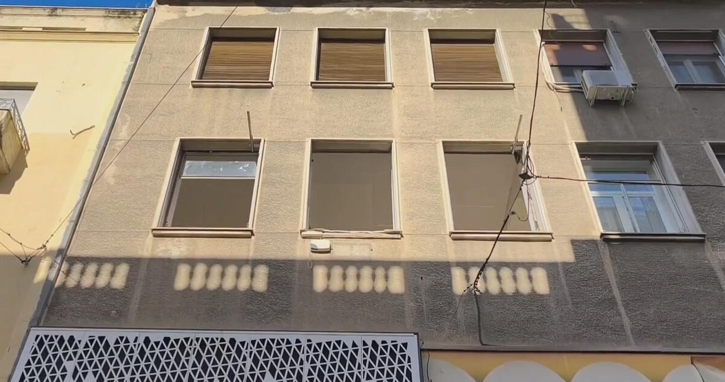 Ερμού: Γυψοσανίδα έπεσε από σπίτι 2ου ορόφου και τραυμάτισε μια γυναίκα - Μεταφέρθηκε στο νοσοκομείο