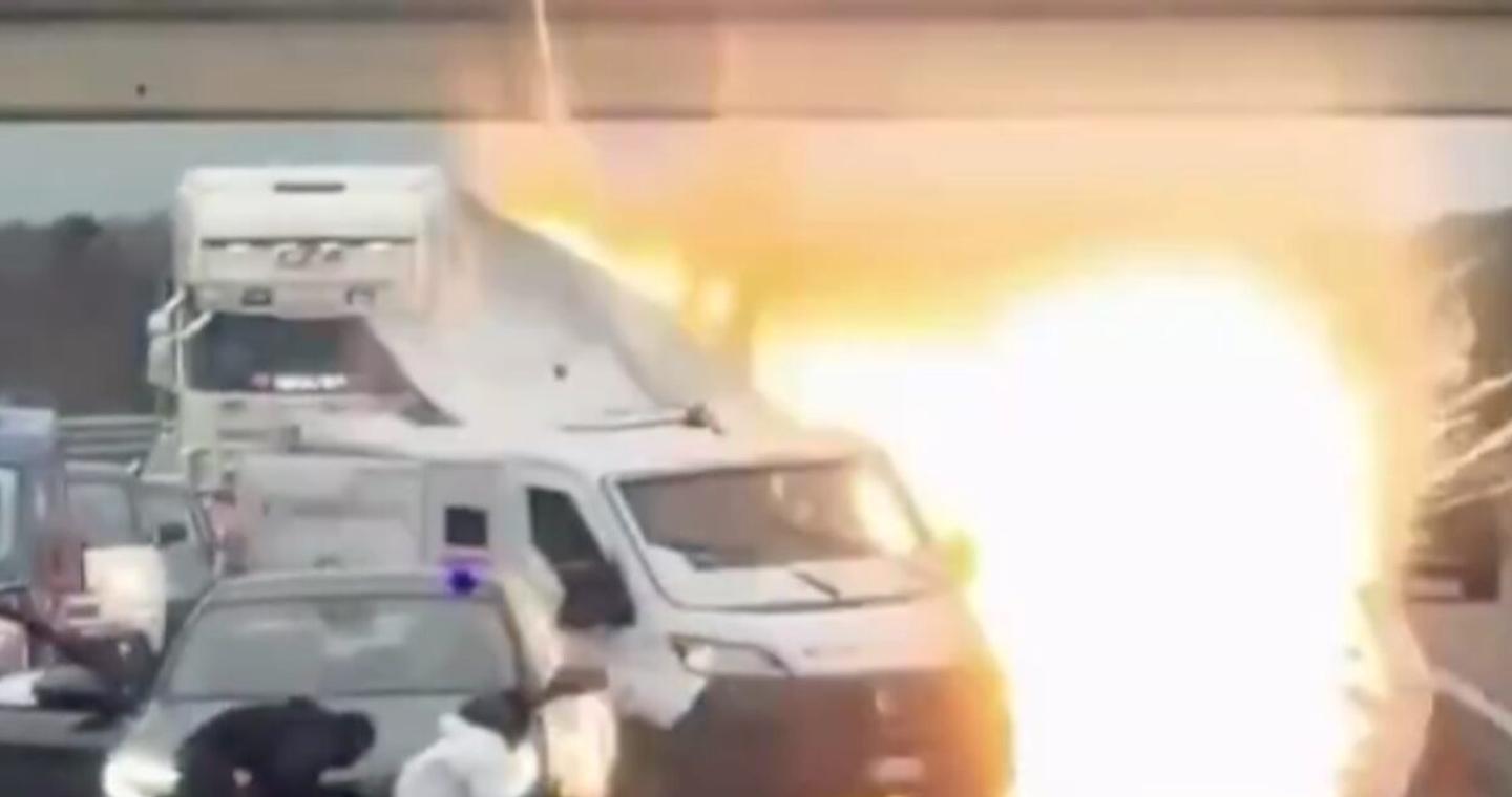 Ιταλία: Κινηματογραφική ληστεία σε αυτοκινητόδρομο - Δράστες σταμάτησαν και ανατίναξαν βαν για να το διαρρήξουν