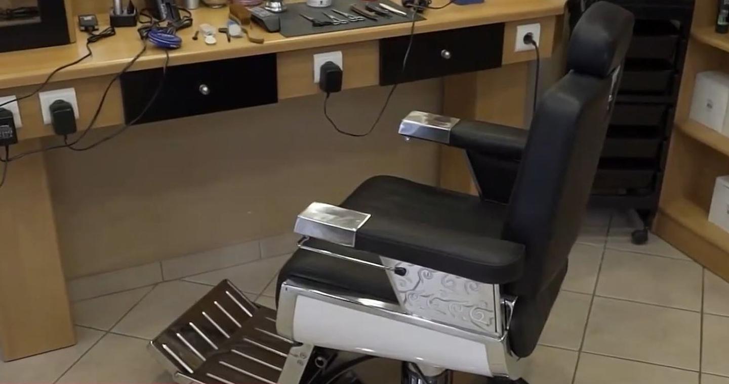 Βίντεο ντοκουμέντο από τον ξυλοδαρμό του κουρέα επειδή δεν του άρεσε… το κούρεμα