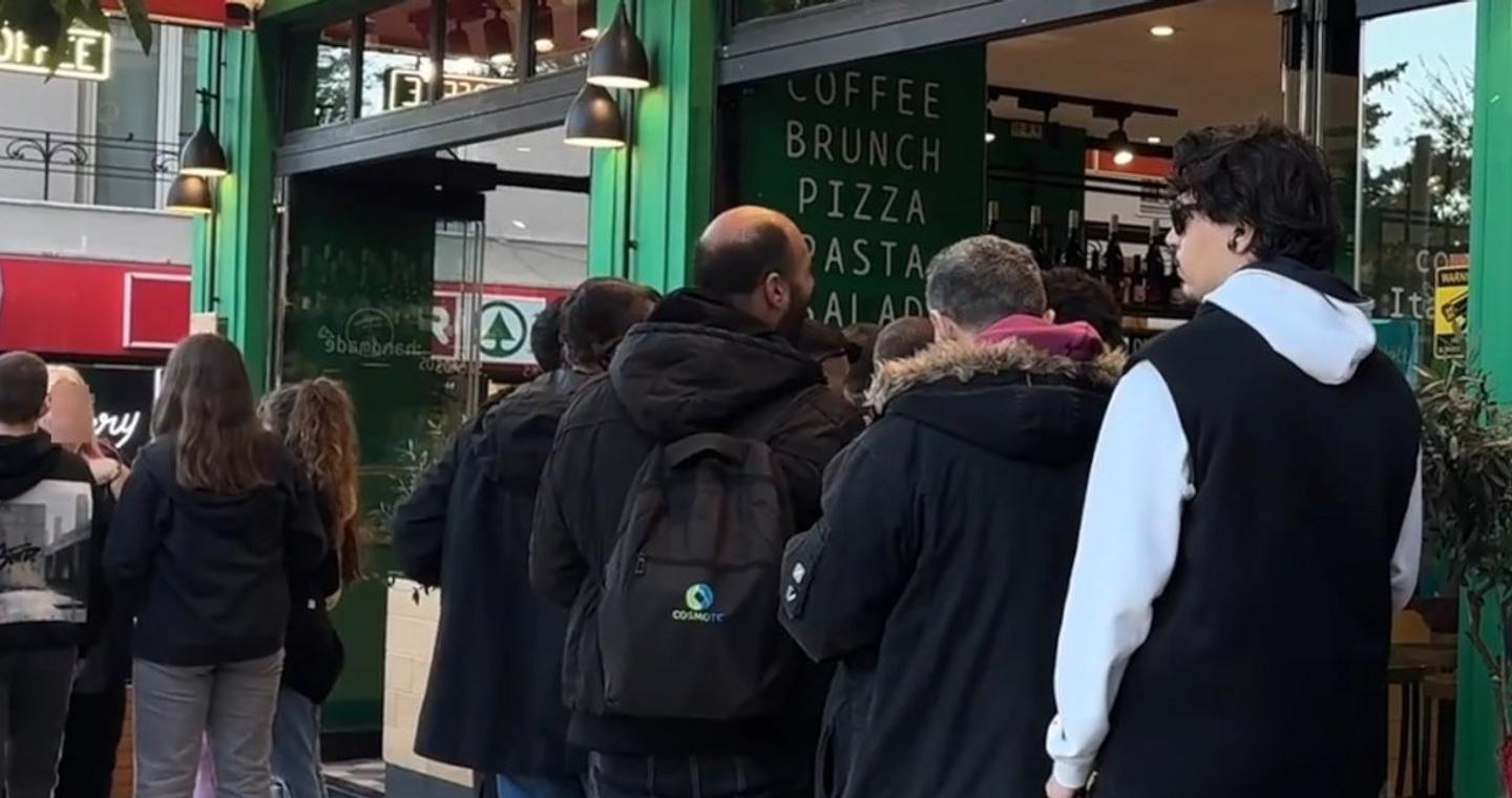 Ουρές έξω από κατάστημα στην Αθήνα για δωρεάν πίτσα: Γιόρτασε την Παγκόσμια Ημέρα Πίτσας [βίντεο]