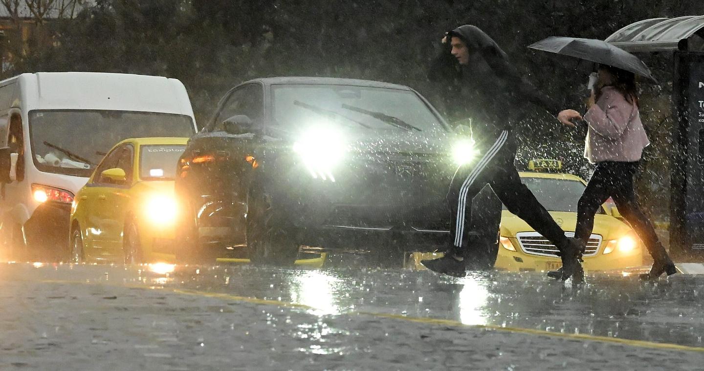 Καιρός: Καταιγίδες, μποφόρ και πτώση της θερμοκρασίας – Βροχές και στην Αττική