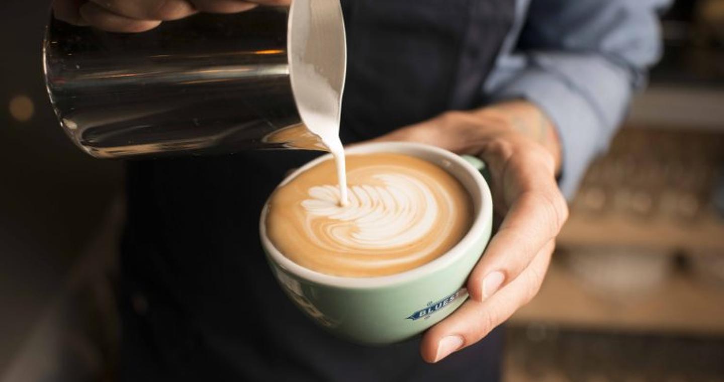 Τα καθημερινά ροφήματα που προστατεύουν από την άνοια ακόμα και με λίγα φλιτζάνια – Τι έδειξε νέα μελέτη