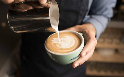 Τι προσφέρει ο καθημερινός καφές στον εγκέφαλό μας σύμφωνα με νέα μελέτη