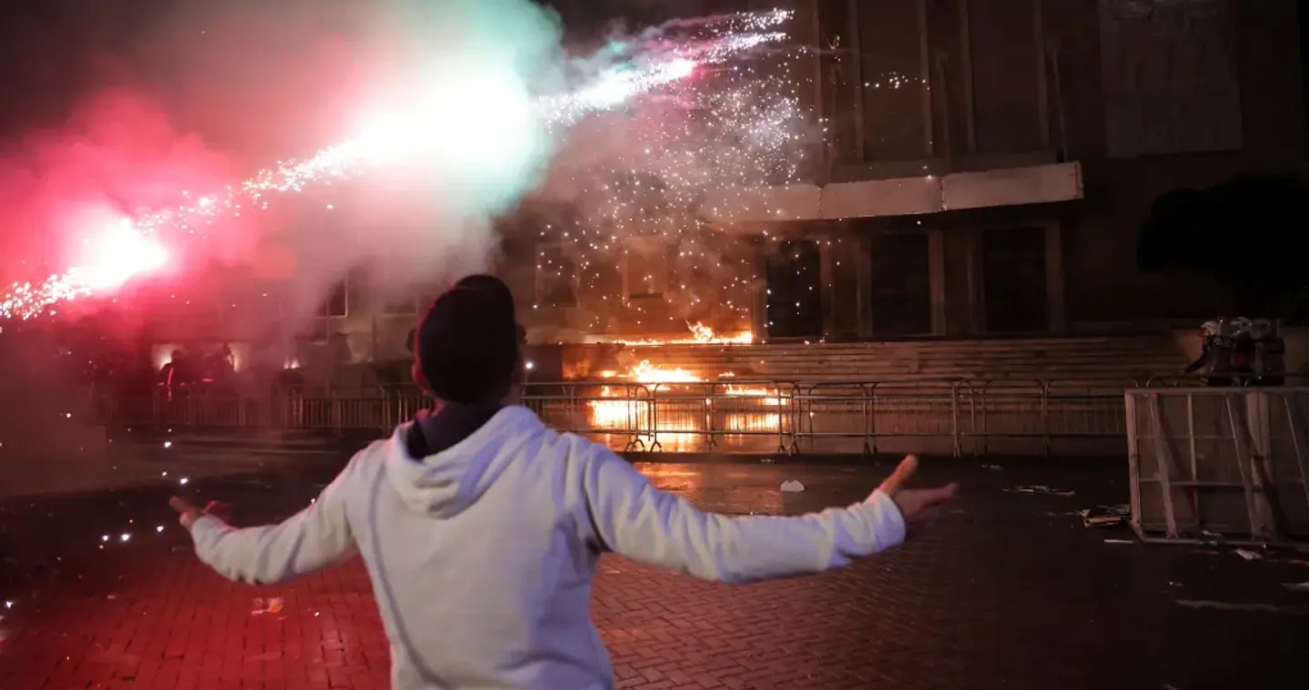 Πολιτική κρίση στην Αλβανία: Διαδηλώσεις και επεισόδια στα Τίρανα [εικόνες]