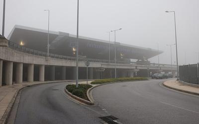 Η Θεσσαλονίκη χάνεται στην ομίχλη: Τι αλλάζει στις πτήσεις και τους δρόμους