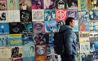 Η μεγάλη αναγέννηση του βινυλίου στην Αθήνα: Τι κρύβει η νέα τάση;