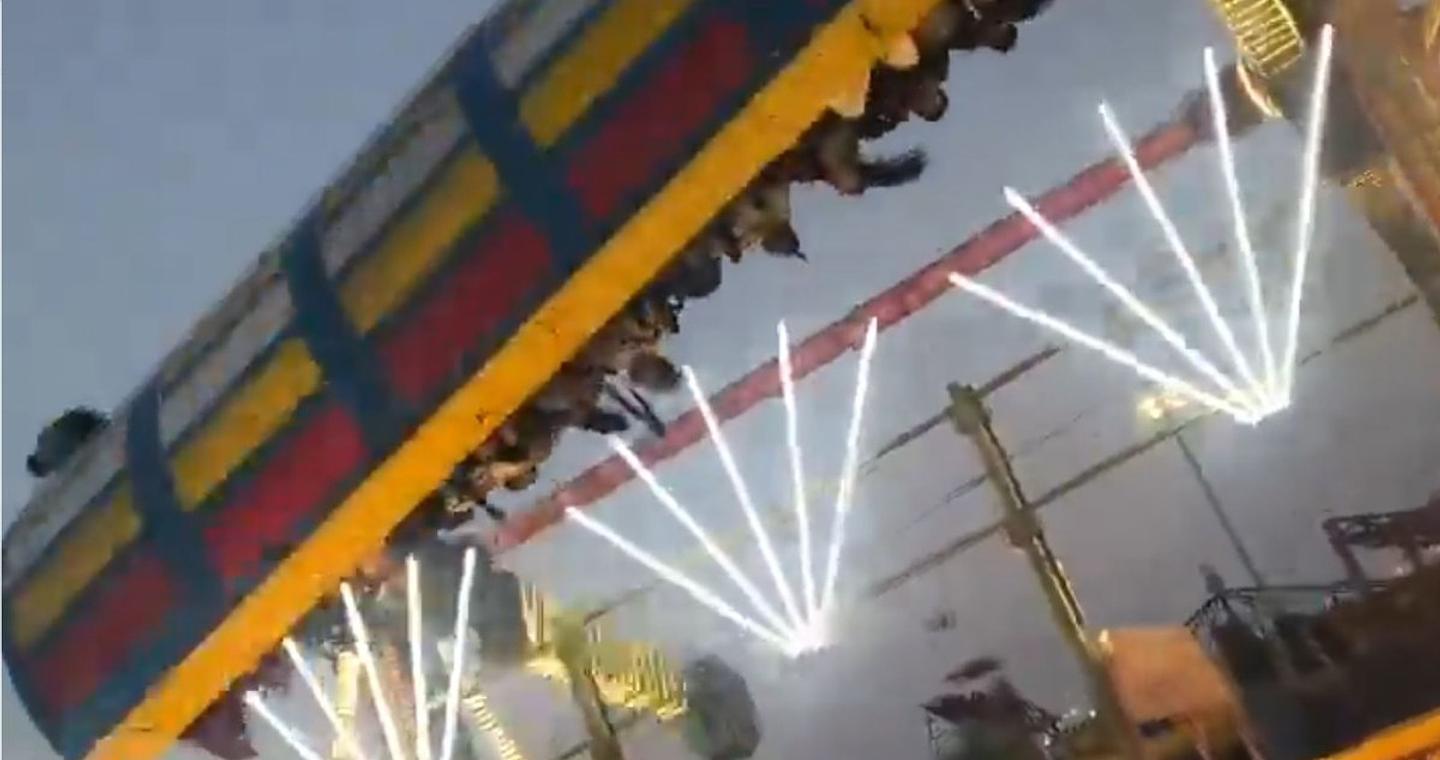 Ινδία: Ένας νεκρός και 13 τραυματίες από κατάρρευση μηχανήματος σε λούνα παρκ – Σοκαριστικό βίντεο