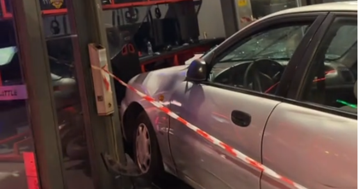 Καταδίωξη στον Αγιο Δημήτριο: Ανήλικος με κλεμμένο Ι.Χ. έπεσε σε πρόσοψη καφετέριας