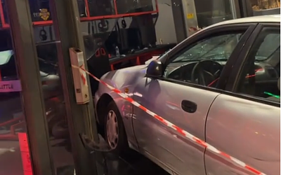 Άγιος Δημήτριος: Άγρια καταδίωξη με ανήλικο οδηγό να γκρεμίζει πρόσοψη καταστήματος