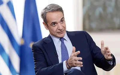 Το νέο στοίχημα του Μητσοτάκη: Η στροφή στις συνεργασίες και τα πυρά Σαμαρά-Καραμανλή